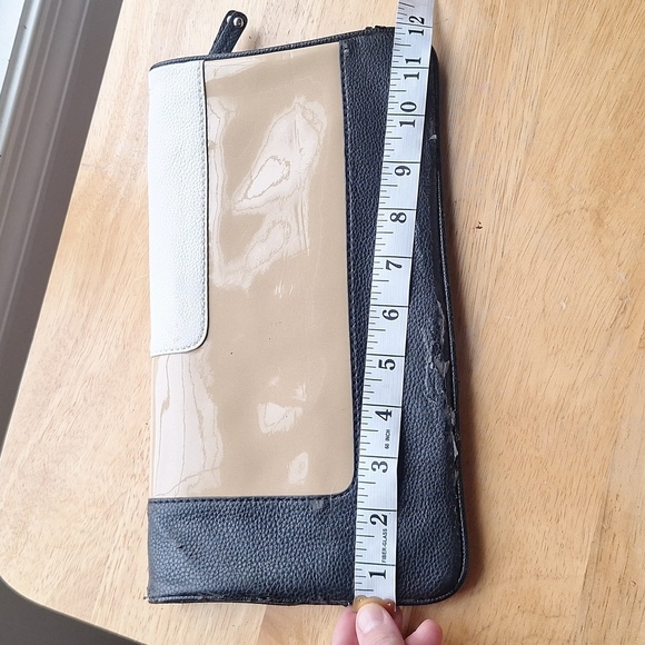 🎁Nine West Black, White, and Tan Clutch - Picture 7 of 8